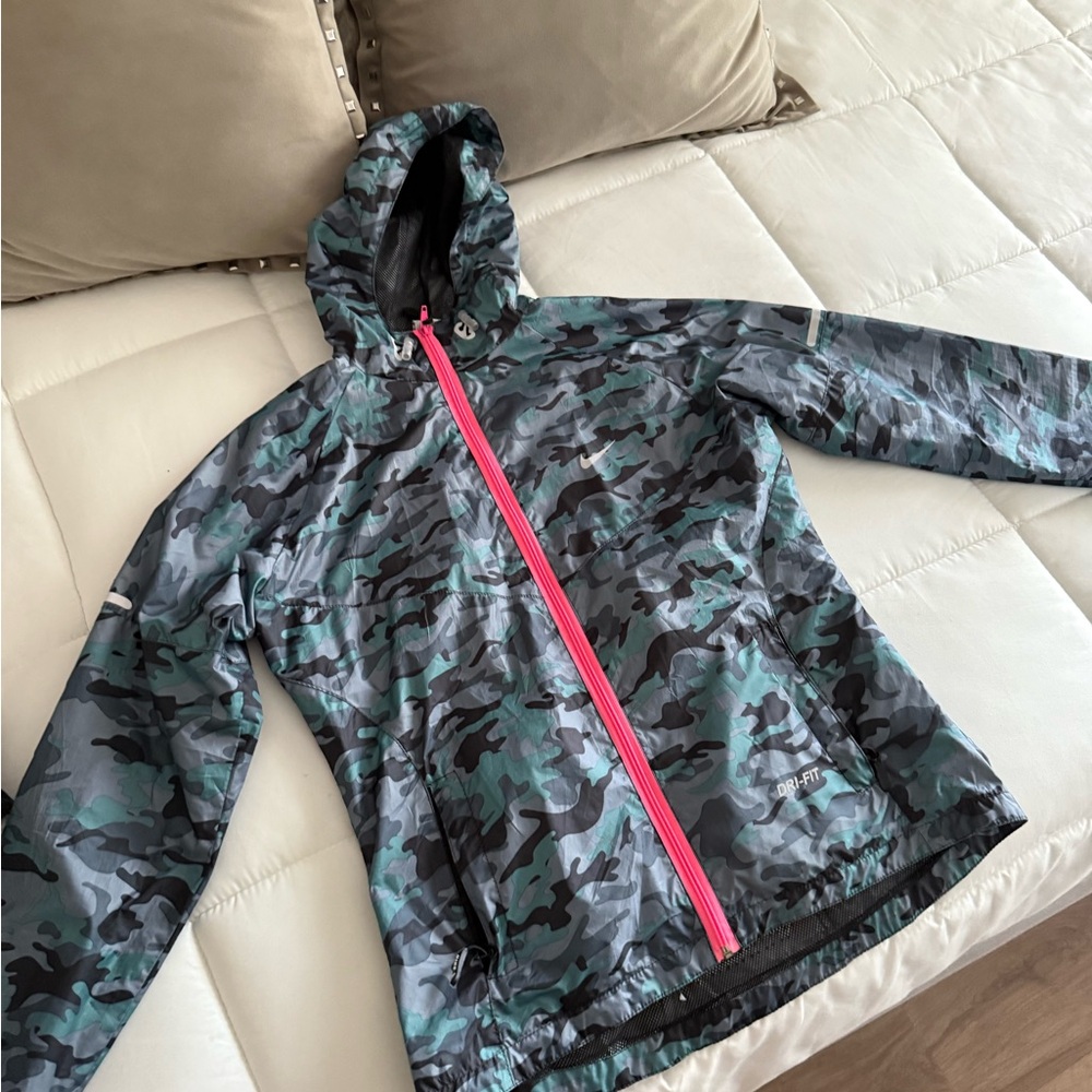 NIKE Camouflage windbreaker Jacket with Pink Accent